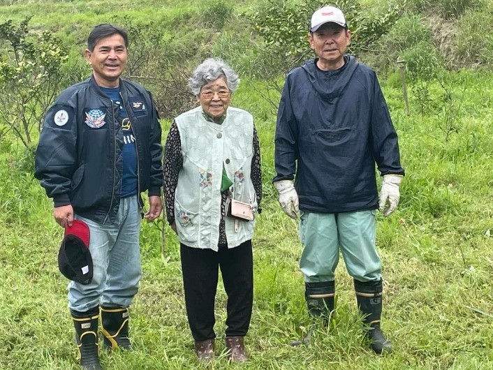 カボス畑に立つ佐々木農園のご家族